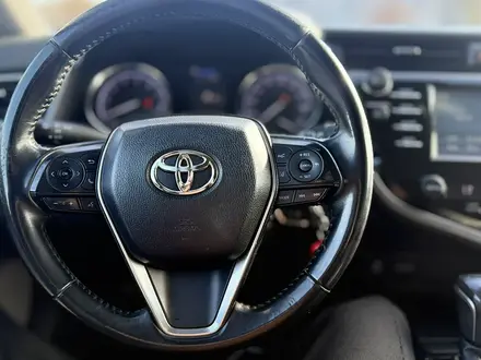 Toyota Camry 2018 года за 8 000 000 тг. в Актобе – фото 13
