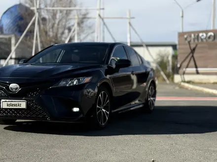 Toyota Camry 2018 года за 8 000 000 тг. в Актобе – фото 2