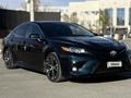 Toyota Camry 2018 года за 8 000 000 тг. в Актобе – фото 3