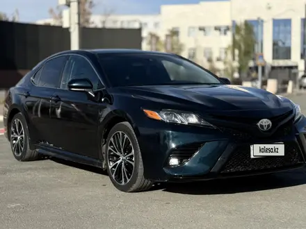 Toyota Camry 2018 года за 8 000 000 тг. в Актобе – фото 3