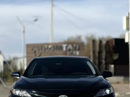 Toyota Camry 2018 года за 8 000 000 тг. в Актобе – фото 5