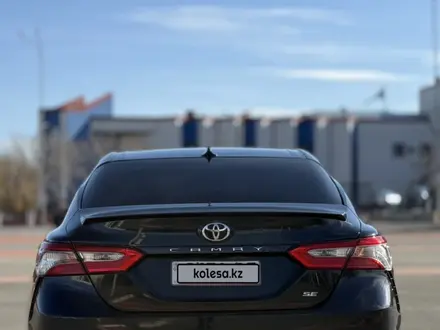 Toyota Camry 2018 года за 8 000 000 тг. в Актобе – фото 7