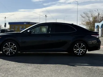 Toyota Camry 2018 года за 8 000 000 тг. в Актобе – фото 6