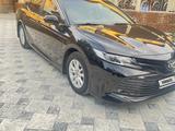 Toyota Camry 2021 года за 13 500 000 тг. в Алматы – фото 2