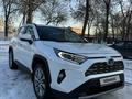 Toyota RAV4 2021 года за 14 800 000 тг. в Шымкент