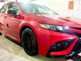 Toyota Camry 2022 года за 15 200 000 тг. в Астана – фото 2