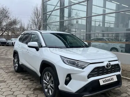 Toyota RAV4 2021 года за 14 200 000 тг. в Уральск – фото 2