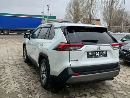 Toyota RAV4 2021 года за 14 200 000 тг. в Уральск – фото 3