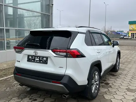 Toyota RAV4 2021 года за 14 200 000 тг. в Уральск – фото 4