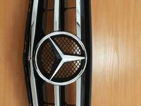Mercedes-benz w204 c-class. Центральная решётка бампер чёрного цвета. за 55 000 тг. в Алматы