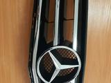 Mercedes-benz w204 c-class. Центральная решётка бампер чёрного цвета. за 55 000 тг. в Алматы – фото 2