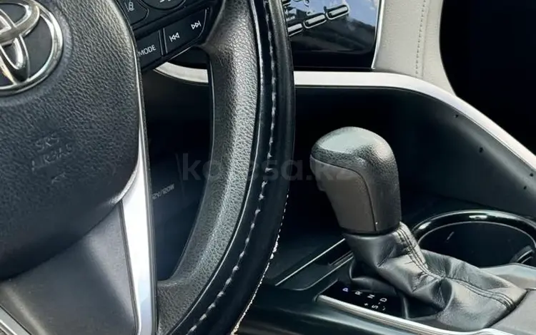 Toyota Camry 2018 года за 10 800 000 тг. в Актобе