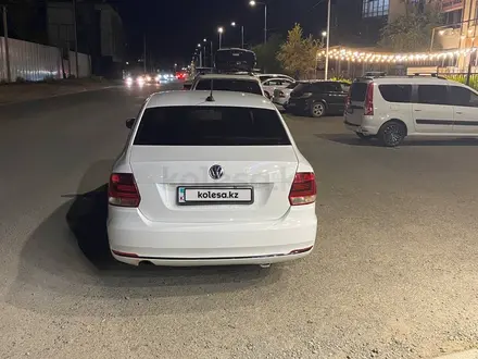 Volkswagen Polo 2018 года за 3 500 000 тг. в Атырау – фото 2