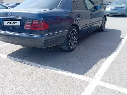 Mercedes-Benz E 200 1996 года за 2 200 000 тг. в Жезказган – фото 3