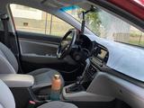 Hyundai Elantra 2018 годаfor4 300 000 тг. в Уральск – фото 2