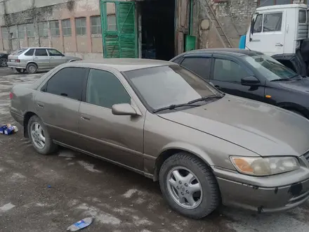 Toyota Camry 2000 года за 3 200 000 тг. в Семей – фото 2