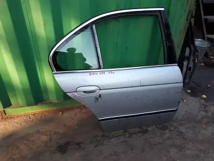 На BMW e39 дверь задняя правая за 15 000 тг. в Алматы