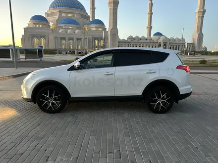 Toyota RAV4 2018 года за 13 500 000 тг. в Астана – фото 2