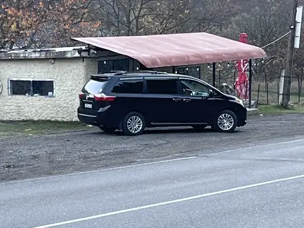 Toyota Sienna 2015 года за 11 500 000 тг. в Атырау – фото 2