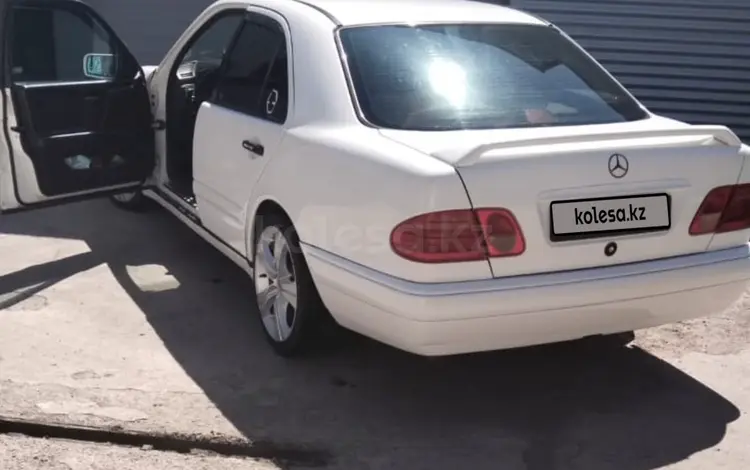 Mercedes-Benz E 200 1997 года за 3 200 000 тг. в Караганда