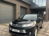 Toyota Highlander 2015 года за 13 700 000 тг. в Атырау