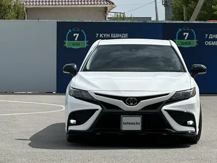 Toyota Camry 2021 года за 11 750 000 тг. в Шымкент