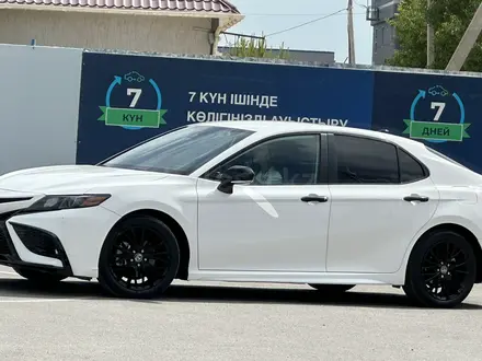 Toyota Camry 2021 года за 11 750 000 тг. в Шымкент – фото 2