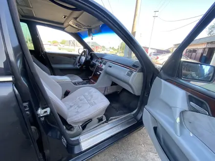 Mercedes-Benz E 230 1995 года за 2 000 000 тг. в Шымкент – фото 4