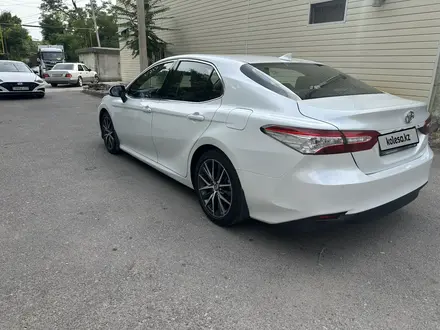 Toyota Camry 2021 года за 15 500 000 тг. в Шымкент – фото 5