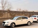 Volkswagen Passat 2010 года за 6 500 000 тг. в Шымкент – фото 2