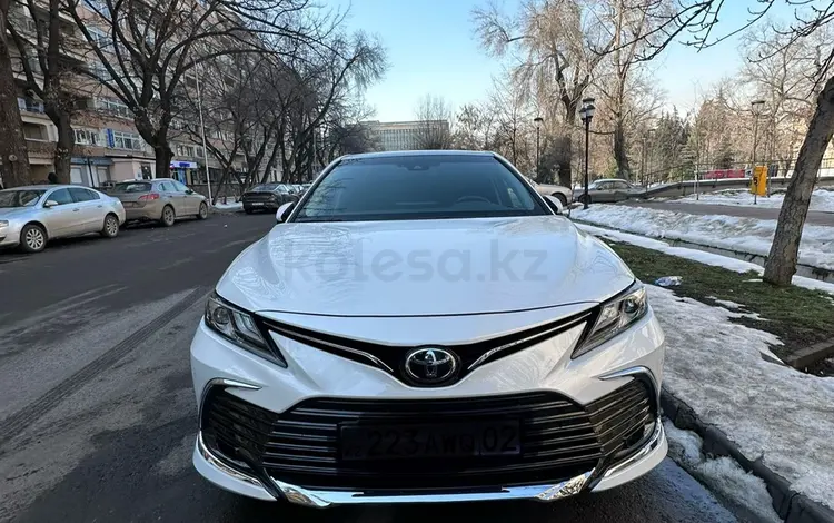 Toyota Camry 2023 года за 15 300 000 тг. в Алматы