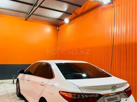 Toyota Camry 2015 года за 6 600 000 тг. в Кульсары – фото 11