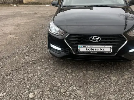 Hyundai Accent 2018 года за 6 900 000 тг. в Караганда – фото 2