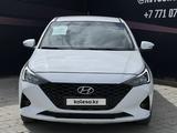 Hyundai Accent 2021 года за 8 850 000 тг. в Актобе – фото 2