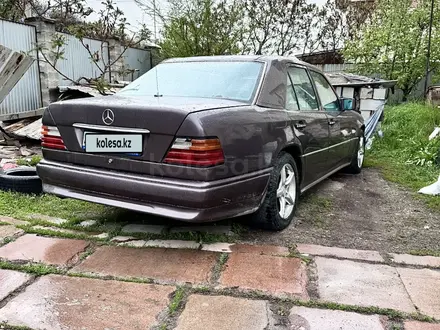 Mercedes-Benz E 220 1992 года за 1 750 000 тг. в Алматы – фото 3