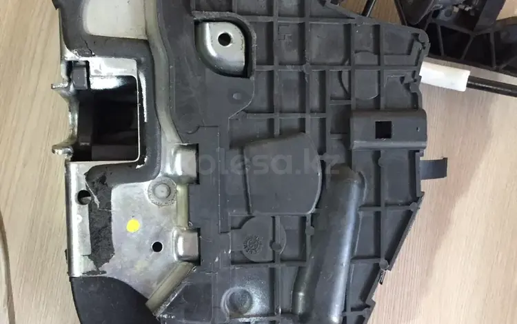 Замок двери на Мерседес w 221 за 1 000 тг. в Алматы