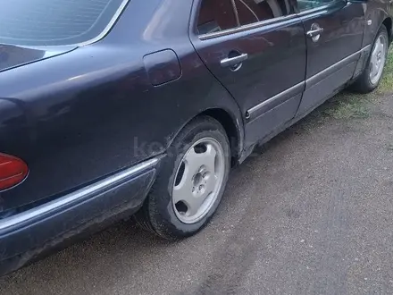 Mercedes-Benz E 230 1995 года за 1 500 000 тг. в Караганда – фото 2