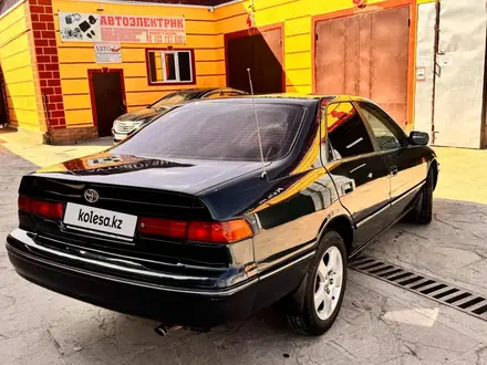 Toyota Camry 1998 года за 4 000 000 тг. в Шиели – фото 2