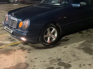 Mercedes-Benz E 230