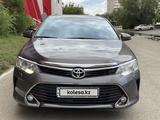 Toyota Camry 2015 года за 10 800 000 тг. в Актобе – фото 2