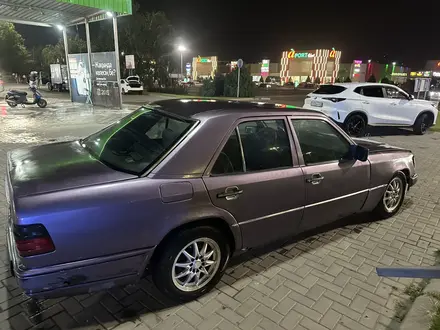 Mercedes-Benz E 200 1994 года за 300 000 тг. в Алматы