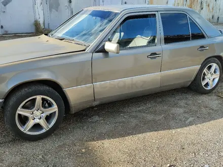 Mercedes-Benz E 200 1990 года за 1 350 000 тг. в Тараз – фото 4