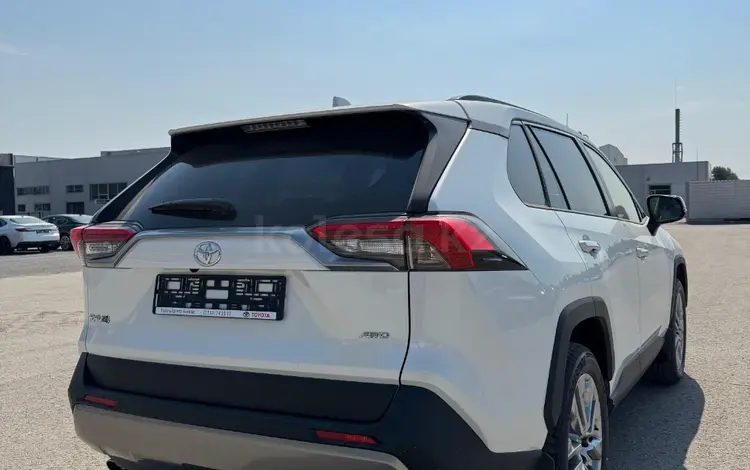 Toyota RAV4 Luxe+ 2025 года за 23 900 000 тг. в Актобе