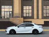 Toyota Camry 2019 года за 15 000 000 тг. в Актобе – фото 2