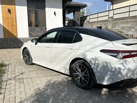Toyota Camry 2021 года за 13 900 000 тг. в Алматы – фото 2