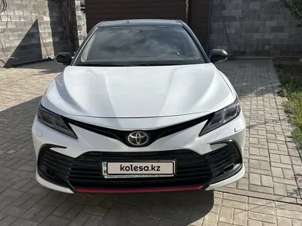 Toyota Camry 2021 года за 13 900 000 тг. в Алматы – фото 3