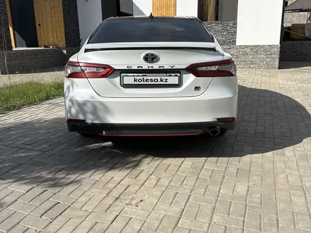Toyota Camry 2021 года за 13 900 000 тг. в Алматы – фото 4