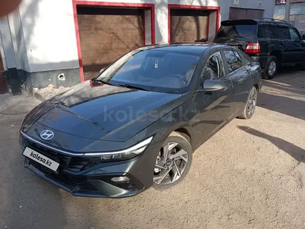 Hyundai Elantra 2023 года за 8 300 000 тг. в Караганда – фото 2