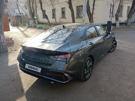 Hyundai Elantra 2023 года за 8 300 000 тг. в Караганда – фото 3