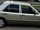 Mercedes-Benz E 200 1993 года за 2 200 000 тг. в Алматы – фото 5